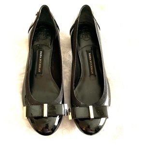 Classy low heel flats with silver lining.